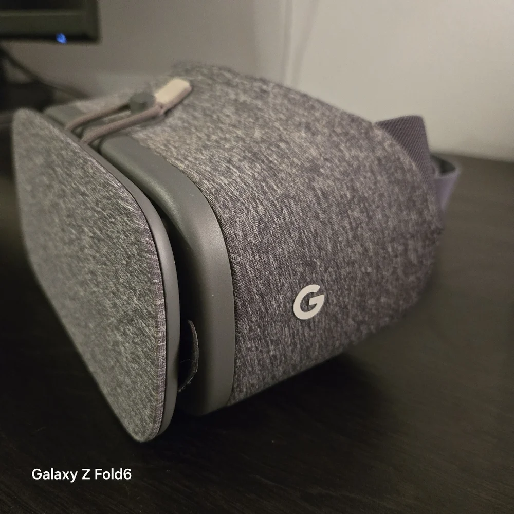Google Daydream View VR Headset Grey Slate Smartphone Virtual Reality Controller
